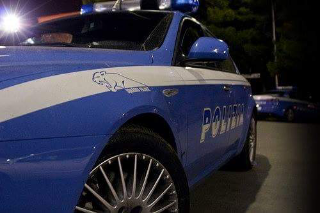 Ruba in strada giubbotto ad un giovane, arrestato per rapina 